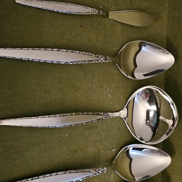 43 Piece Oneida Venitian Silverware Will Ship W/O Box Box Is Roughed Up